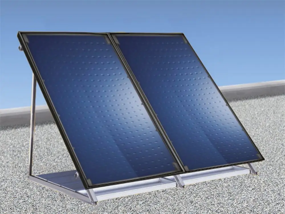 Solar-Paket mit zwei Flachkollektoren auf einem Gestell, geeignet für Flachdächer. Produkt von Bosch, konzipiert für die Nutzung von Sonnenenergie zur Wärmegewinnung.